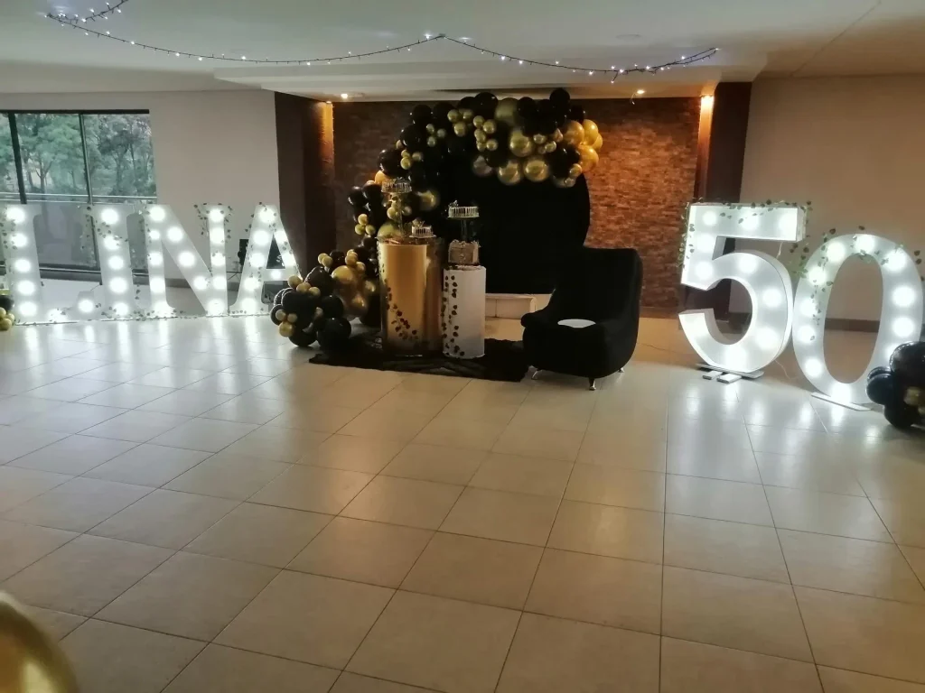 Decoración para evento de cincuenta aniversario