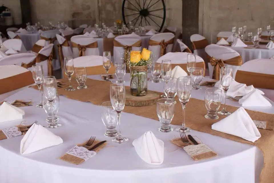 Mesa preparada para evento corporativo